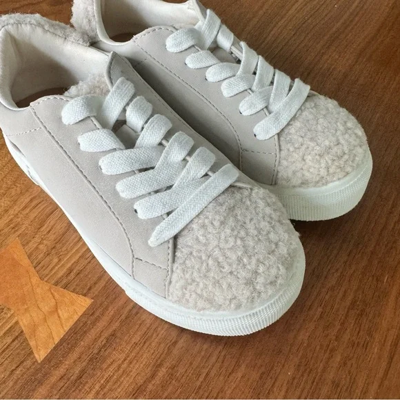 Treasure & Bond Kid’s Kamila Cozy Faux Fur Trim Sneaker. Size Kid’s 13. - Picture 4 of 14